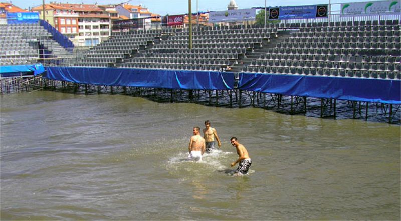 Baño en la pista de tenis horas antes del torneo de tenis Playa de Luanco