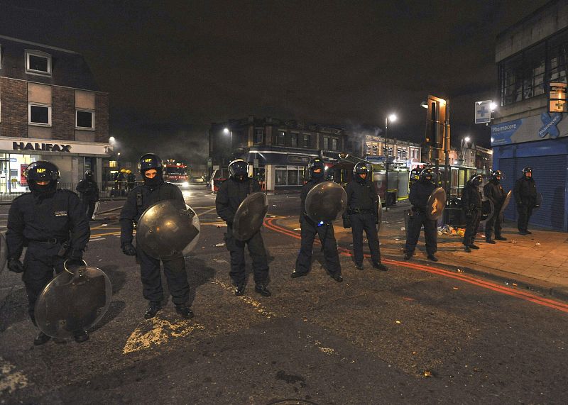 OCHO POLICÍAS HERIDOS TRAS NOCHE DE GRAVES DISTURBIOS EN EL NORTE DE LONDRES