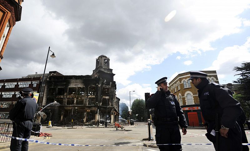 MAÑANA EN LONDRES TRAS GRAVES DISTURBIOS DE ESTA MADRUGADA