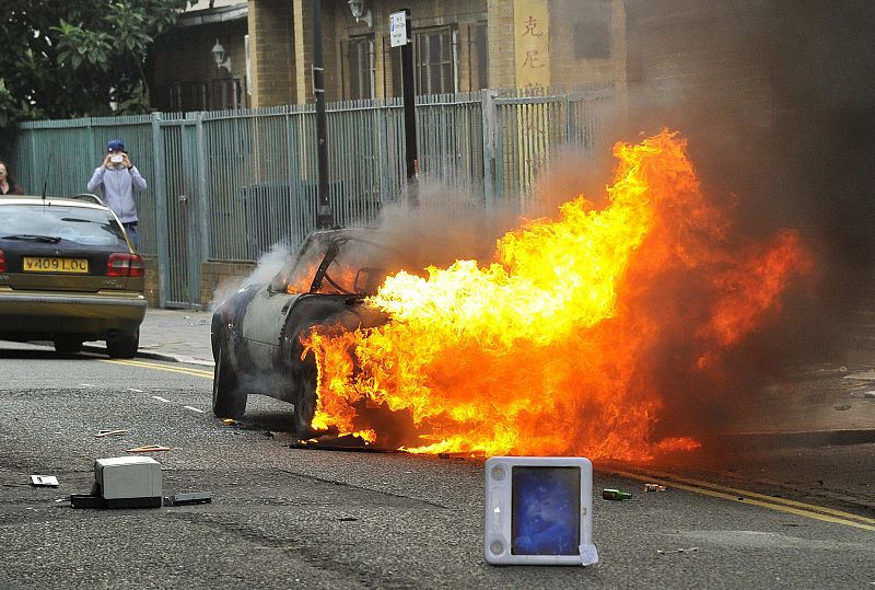 Un coche ardiendo en Hackney, uno de los barrios más deprimidos de la capital británica.