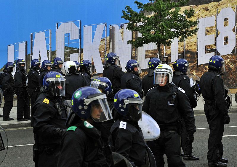 Agentes de Policía forman cordón policial en una calle de Hackney, al este de Londres.