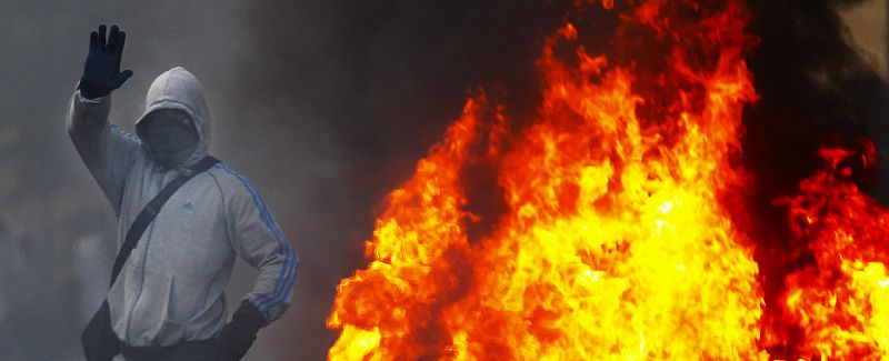 TERCER DÍA DE DESCONTROLADOS DISTURBIOS EN LONDRES