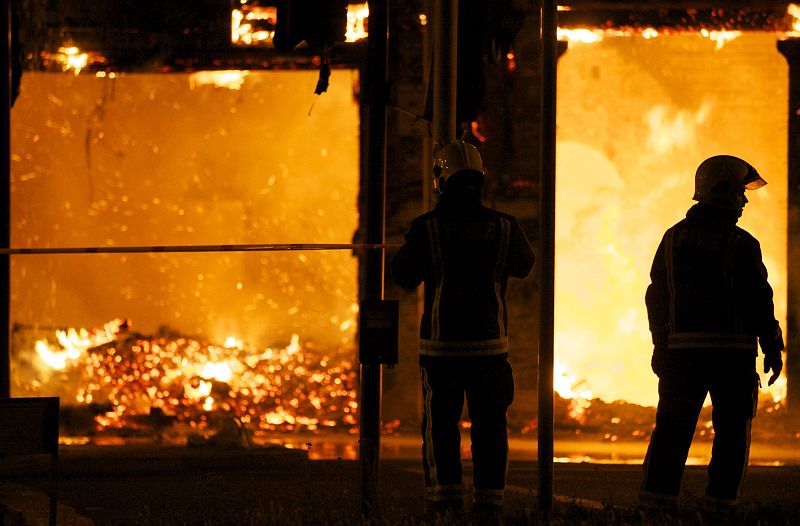 TERCER DÍA DE DESCONTROLADOS DISTURBIOS EN LONDRES