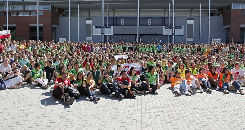 Un grupo de voluntarios de la JMJ tras la misa oficiada por Rouco en el recinto ferial de IFEMA