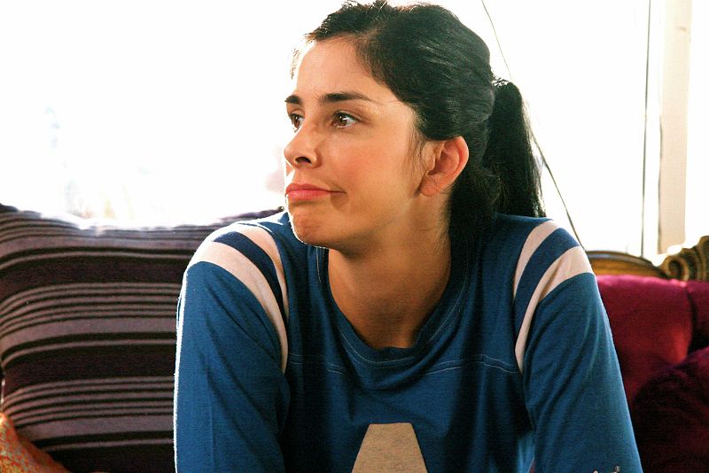 Sarah Silverman es la hermanastra de Michelle Williams en 'Take this waltz'. La actriz es conocida por sus papeles secundarios en películas cómicas y por conducir su propio programa, 'The Sarah Silverman Show'.