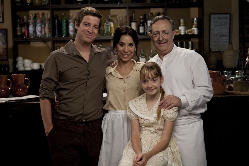 Marcelino, Manolita y Pelayo junto a la pequeña Leonor