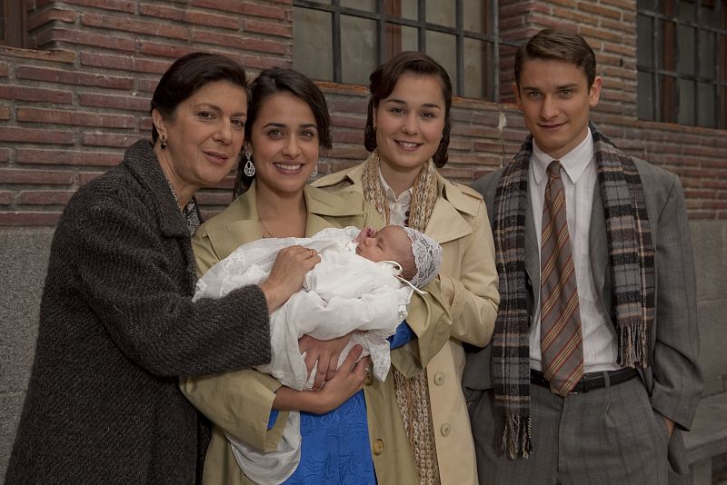 Felisa, Chelo, Asun y Miguel junto a la pequeña Irene