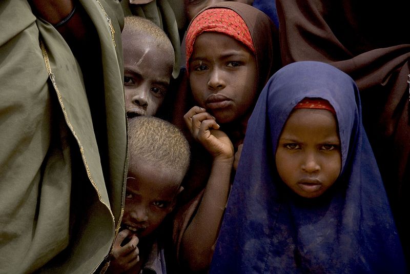 Niños somalíes esperan para inscribirse y poder recibir alimentos y otras ayudas en el campo de refugiados de Dagahale, cerca de la frontera entre Kenia y Somalia.