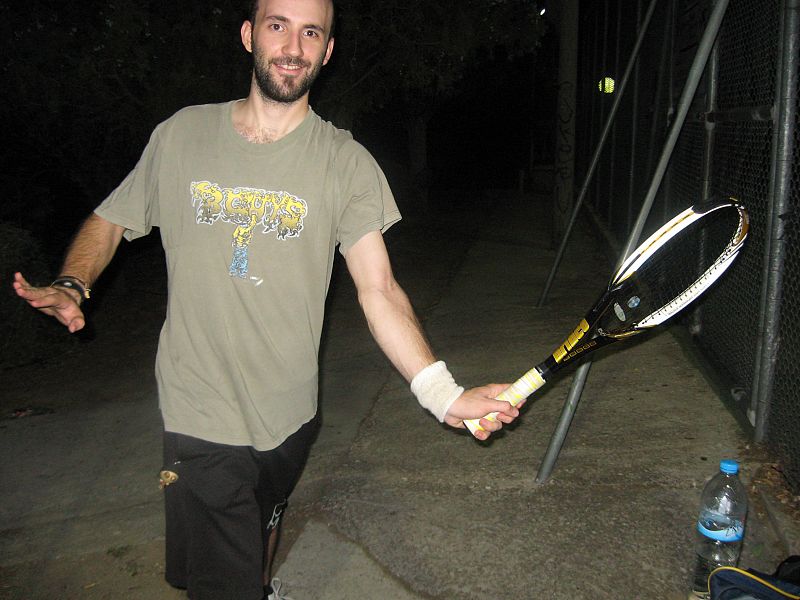 Jugando al tenis por la calle (fuera de la cancha, esperando a que otros terminen su partido....).