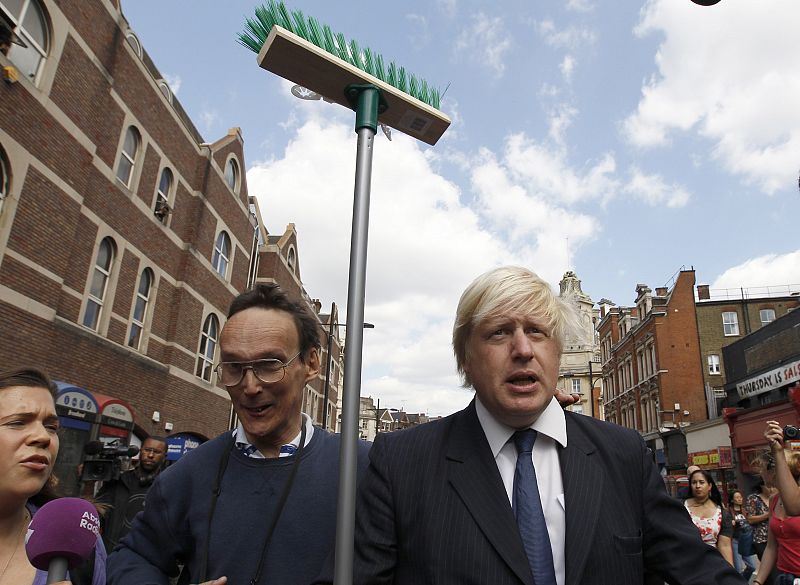 El alcalde de Londres, Boris Johnson, se suma a la campaña de limpieza de la ciudad