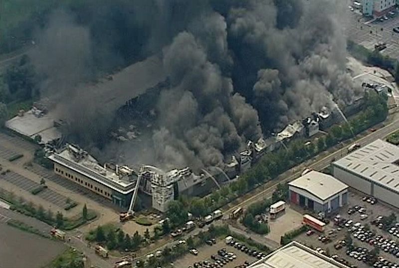 Empiezan a echar humo de un almacén de Sony en Enfield, al norte de Londres.