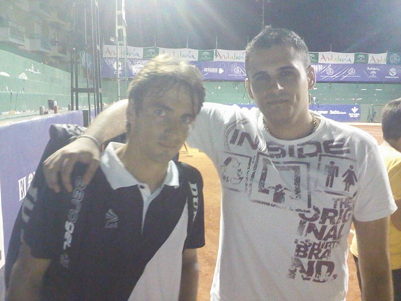 Soy de Huelva, y como echamos de menos a Tommy, os dejo una foto de la copa del Rey de Tennis 2010 Del pasado verano.