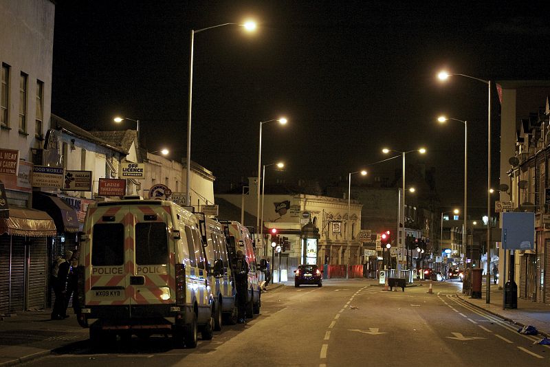 El barrrio de Croydon (Reino Unido) sigue custodiado por la policía