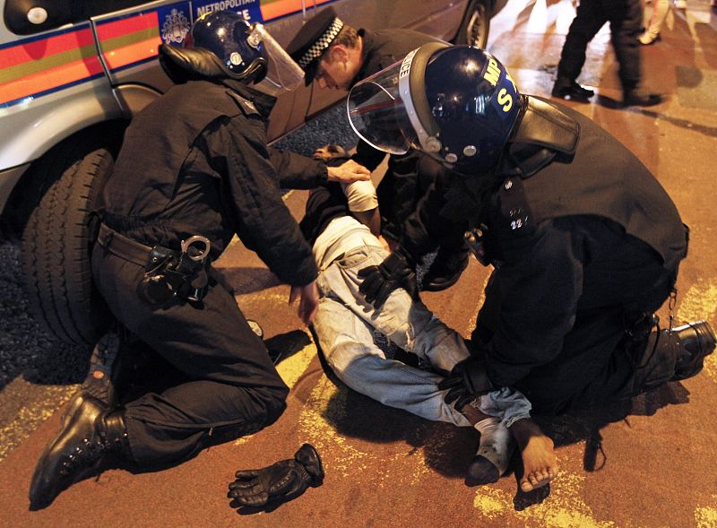 La policía detiene a un presunto alborotador en Einfield