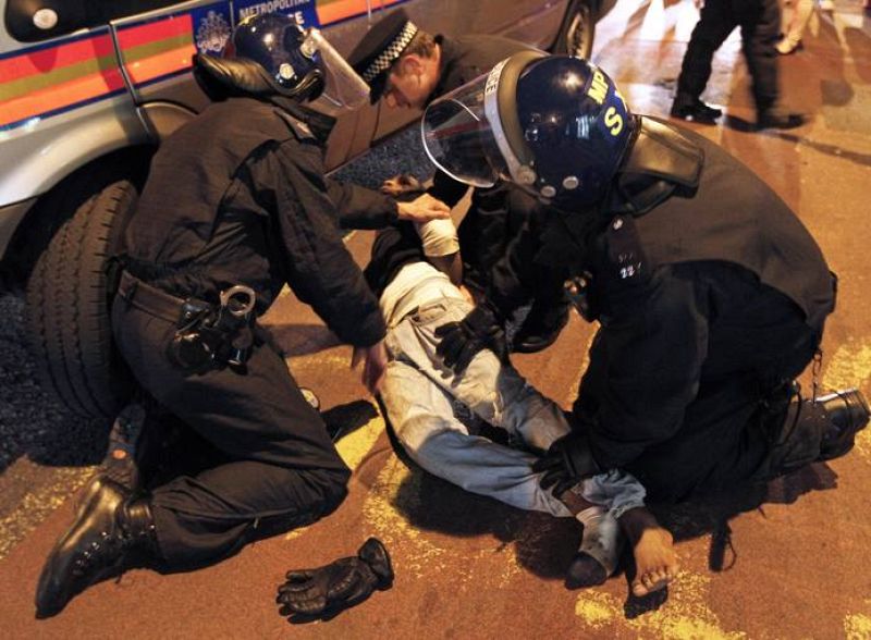 La policía detiene a un presunto alborotador en Einfield