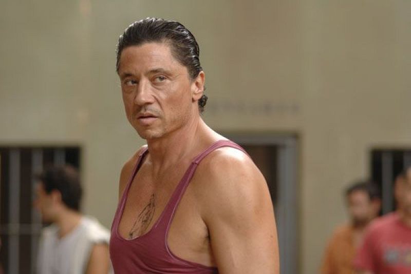 El hermano del reconocido Javier Bardem, Carlos, llega a San Sebastián con 'Americano'. El actor es conocido por su papel de recluso en 'Celda 211'.
