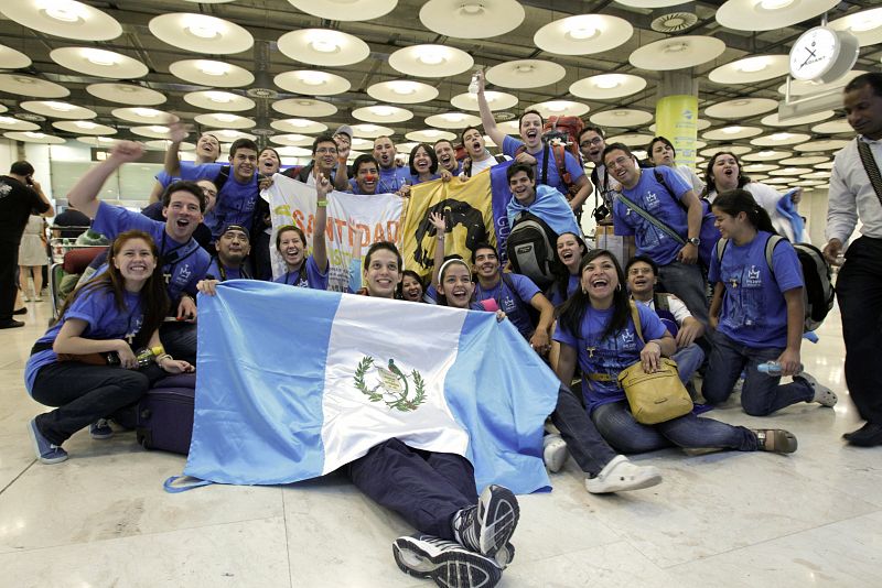 Un grupo de jóvenes salvadoreños que viene a Madrid para participar en la Jornada Mundial de la Juventud (JMJ), en Barajas.