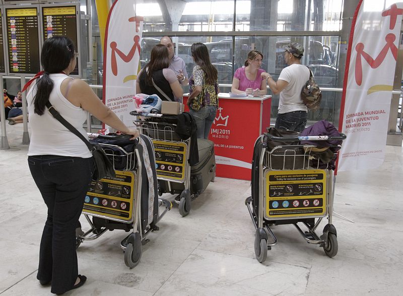 Punto de información en el aeropuerto de Barajas para los jóvenes que llegan Madrid para la JMJ