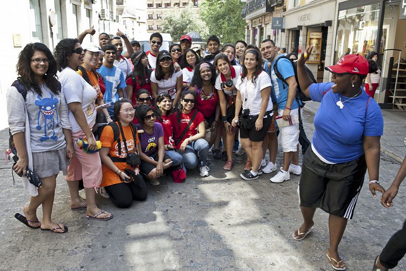 Un grupo de jóvenes procedentes de Emiratos Árabes Unidos, en Toledo, durante una visita enmarcada en la JMJ