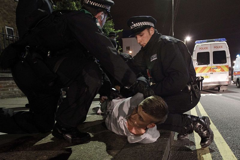 La policía detiene a un joven en Eltham, al sur de Londres.