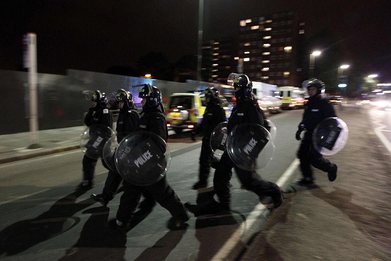 Un grupo de agentes antidisturbios vela por la seguridad en las calles de Eltham.