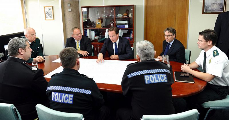 El primer ministro birtánico, David Cameron, reunido con oficiales de policía en Wolverhampton.