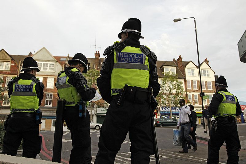 Un grupo de policías vigila las calles de Streatham, al sur de Londres.