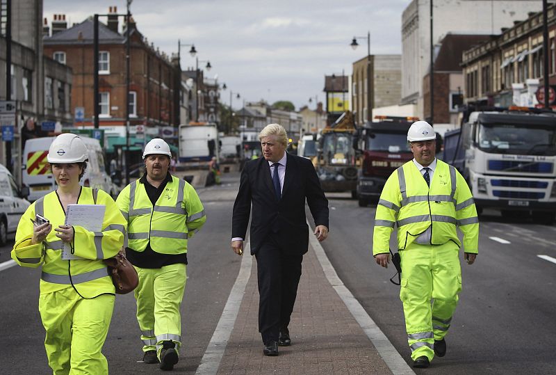 El alcalde de Londres, Boris Jhonson, visita el barrio de Tottenham donde comenzaron los disturbios.