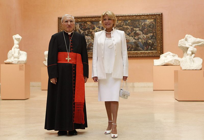 El cardenal Antonio María Rouco Varela, arzobispo de Madrid y presidente de la Conferencia Episcopal Española, acompañado por la baronesa Carmen Thyssen-Bornemisza, en su visita a la exposición "Encuentros"