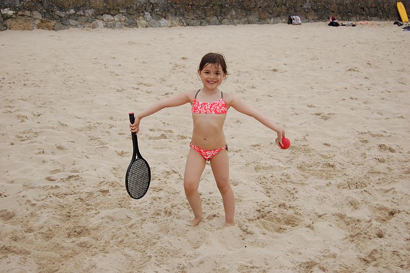 Ana Victoria jugando al tenis en la playa de Comillas