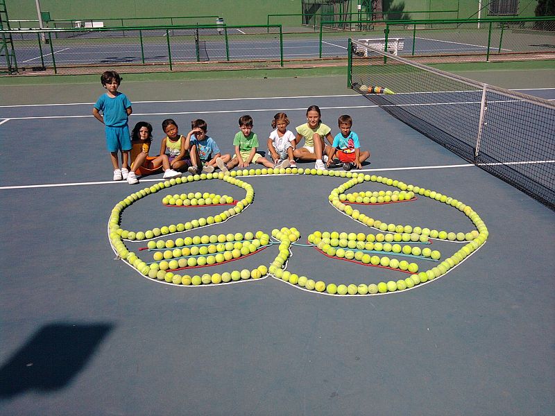 Los chicos de la escuela de verano del Linense Tenis Club