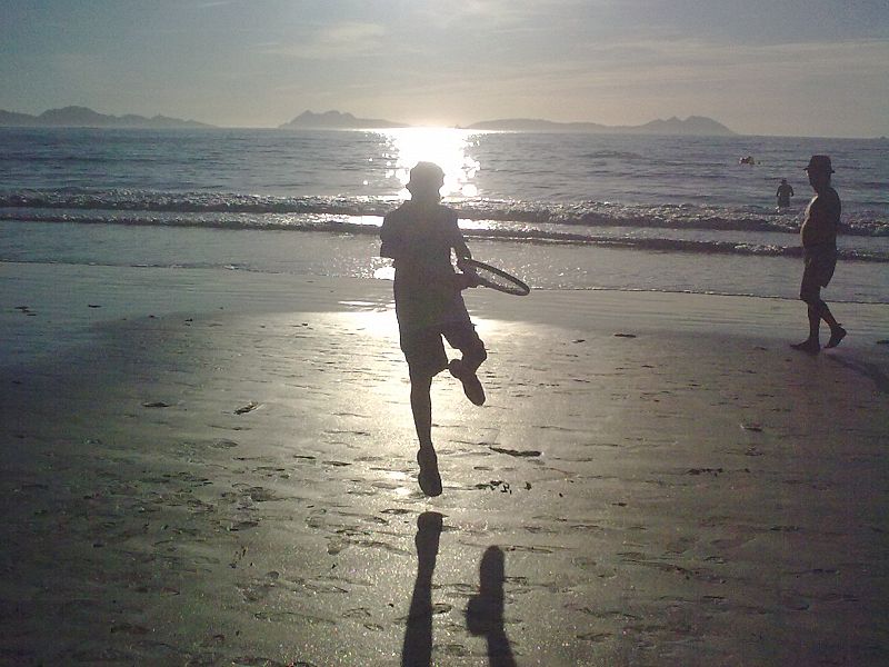 Revés en el aire en la puesta de sol de la playa de Samil