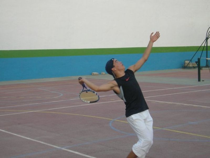 En esta foto aparezco practicando el saque en un entrenamiento para perfeccionarlo.