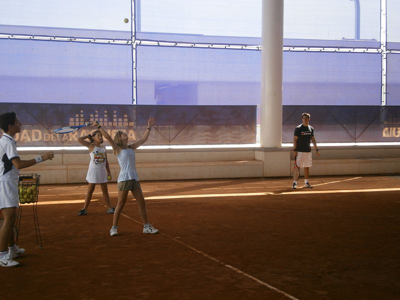 Mi hija en su clase de tenis intensivo este verano.... No creo que sea una futura Isner o Roddick, pero se lo ha pasado bien