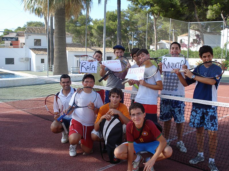 Con los chavales de mi sencilla escuela de tenis, muy cerca del mar. Yo soy el de la izquierda, abajo. Gracias Toni Nadal