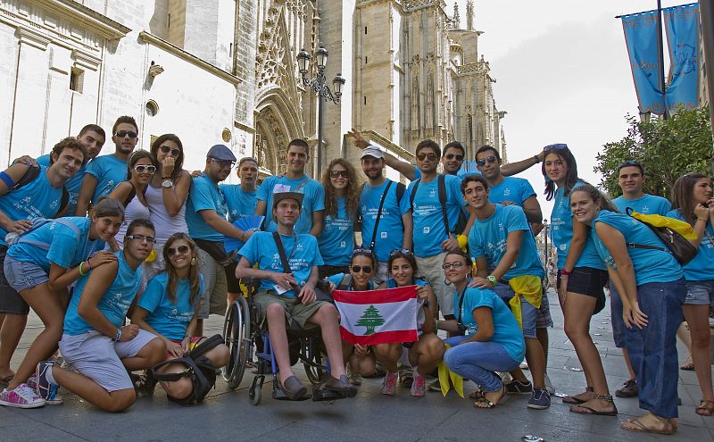 Un grupo de libaneses acompañados por sevillanos frente a la catedral de Sevilla