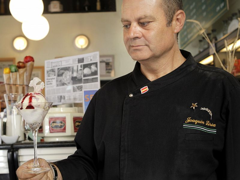 El maestro heladero, Joaquín Liria, presenta el helado en homenaje al Papa Benedicto XVII que endulzará este fin de semana, en pleno estío agosteño, el paladar de los obispos que visitarán Sevilla