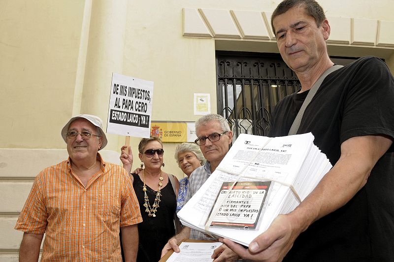 Miembros del Observatorio de la Laicidad (Europa Laica), con sede en Granada, momentos antes de registrar hoy en la Subdelegación del Gobierno de esta ciudad más de 65.000 firmas contra la JMJ