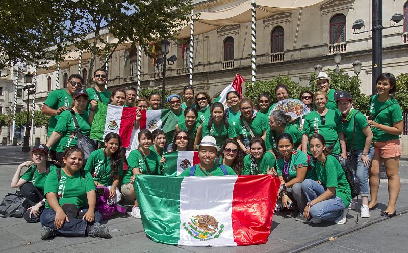 JÓVENES DE TODO EL MUNDO VISITAN SEVILLA ANTES DE VIAJAR A MADRID PARA PARTICIPAR EN LA JORNADA MUNDIAL DE LA JUVENTUD