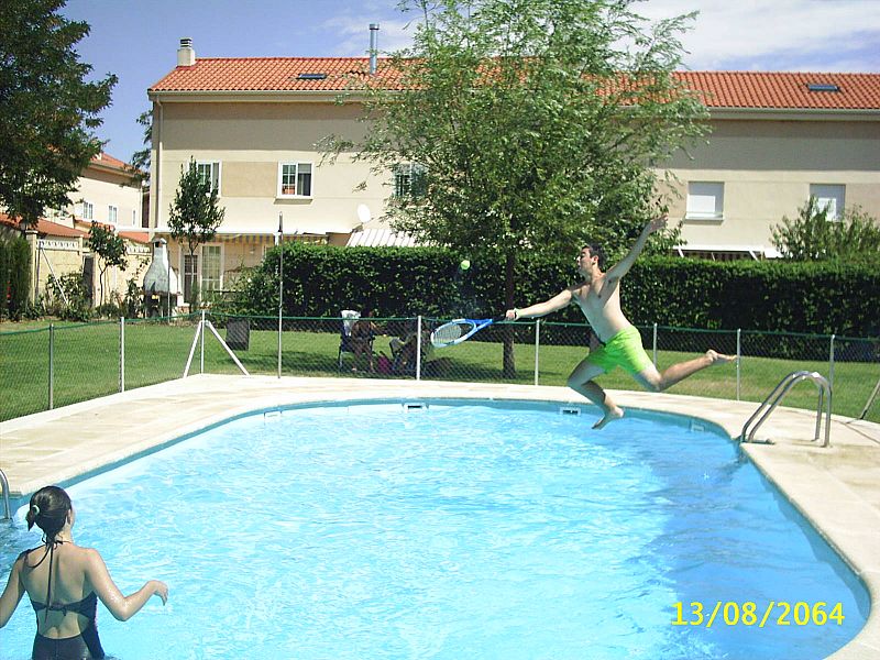 En nuestra piscina tambien jugamos al tenis.