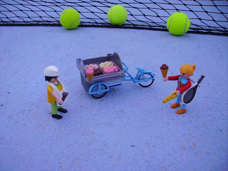 En verano, los playmobiles también juegan al tenis... ¡y toman helados!