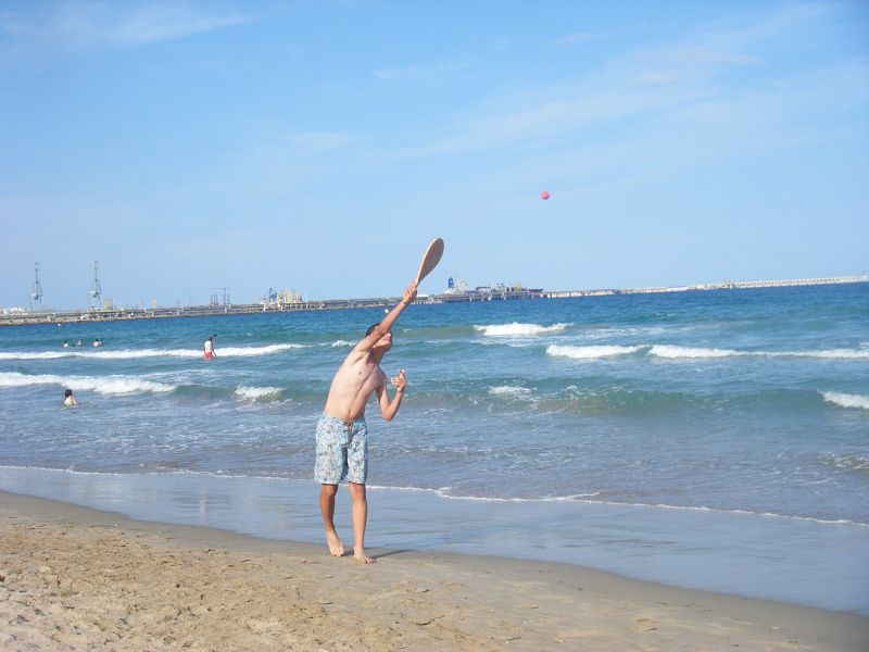 Tenis en la playa y el mar de fondo