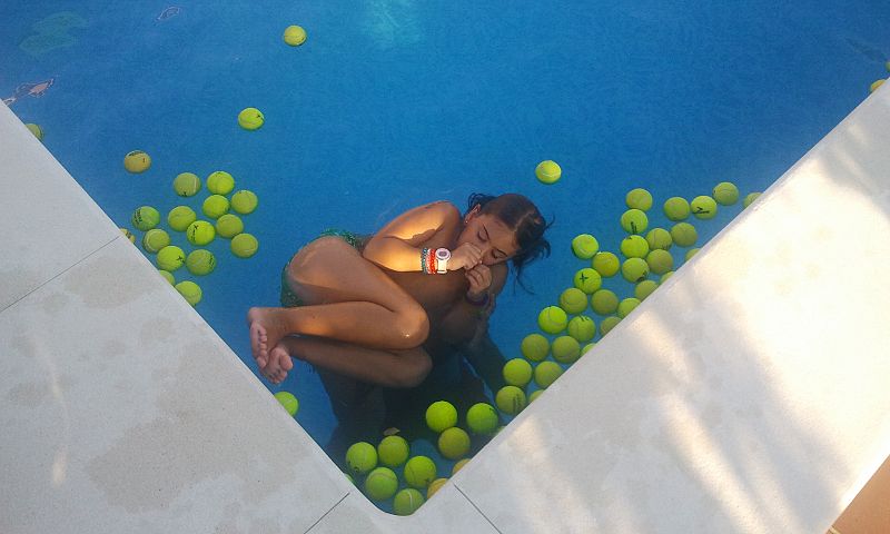 Representación de un feto en su útero materno, en el que ya se pueden apreciar los genes del Tenis.