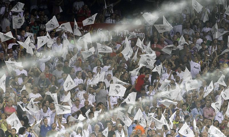 La afición blanca recibe a su equipo