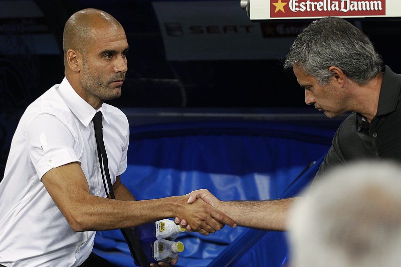 Guardiola y Mourinho se saludan antes del partido