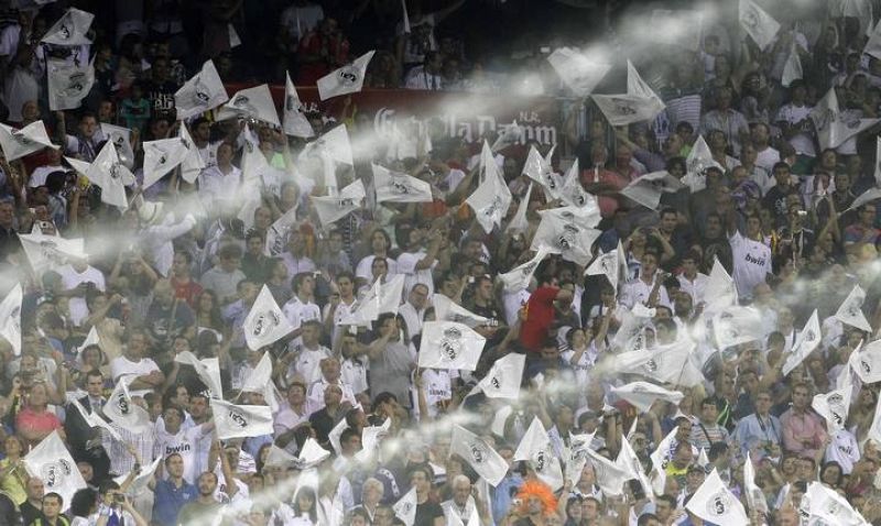La afición blanca recibe a su equipo