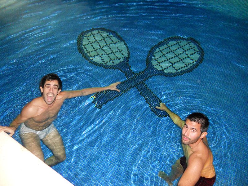 Con este gresite en la piscina, seguro que no rompemos cordaje