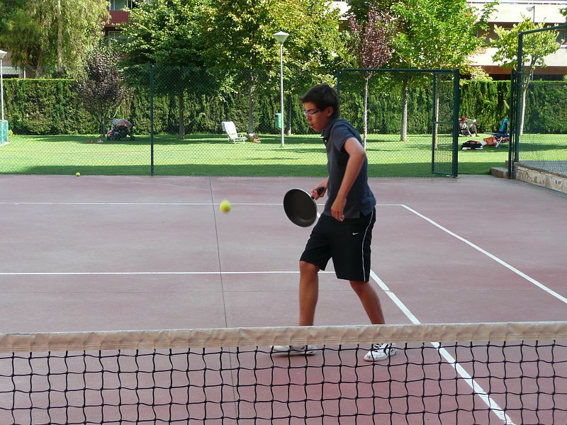 Jugando al tenis con la sartén. Cuando se te rompa la raqueta y no haya otra opción, usa la sartén