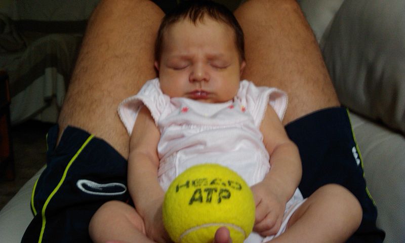 Mi hija Inés, recién nacida, de padre muy aficionado al tenis.