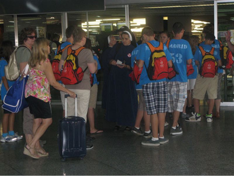 Jóvenes polacos llegan a la estación de Atocha